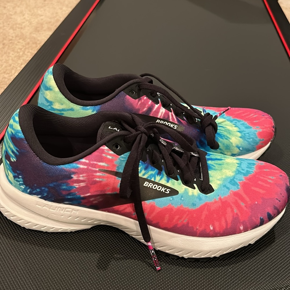 NEW women’s Brooks Rockin Roll Marathon Series Tie-Dye Athletic Shoes Size 8 - Picture 3 of 8